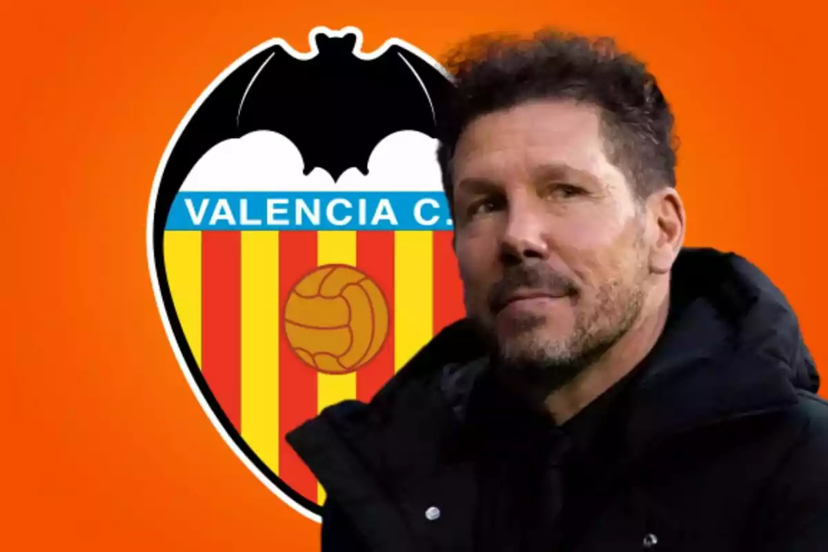 Un hombre con barba y cabello oscuro está frente al escudo del Valencia C.F. sobre un fondo naranja.