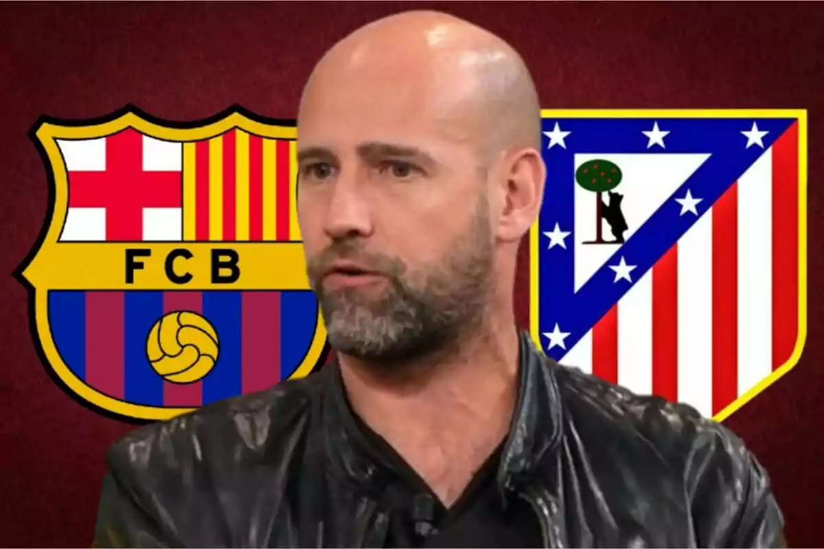 Un hombre calvo con barba y chaqueta de cuero frente a los escudos del FC Barcelona y Atlético de Madrid.