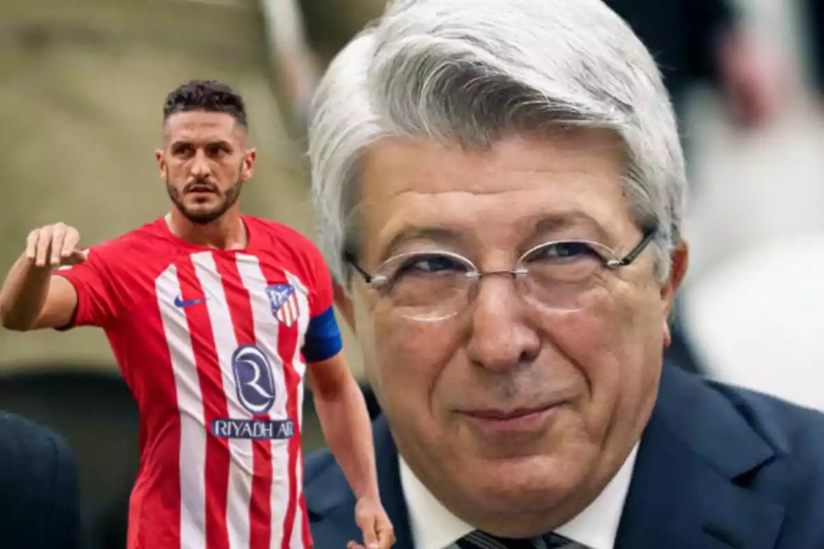 Un jugador de fútbol con la camiseta del Atlético de Madrid junto a un hombre mayor con gafas.