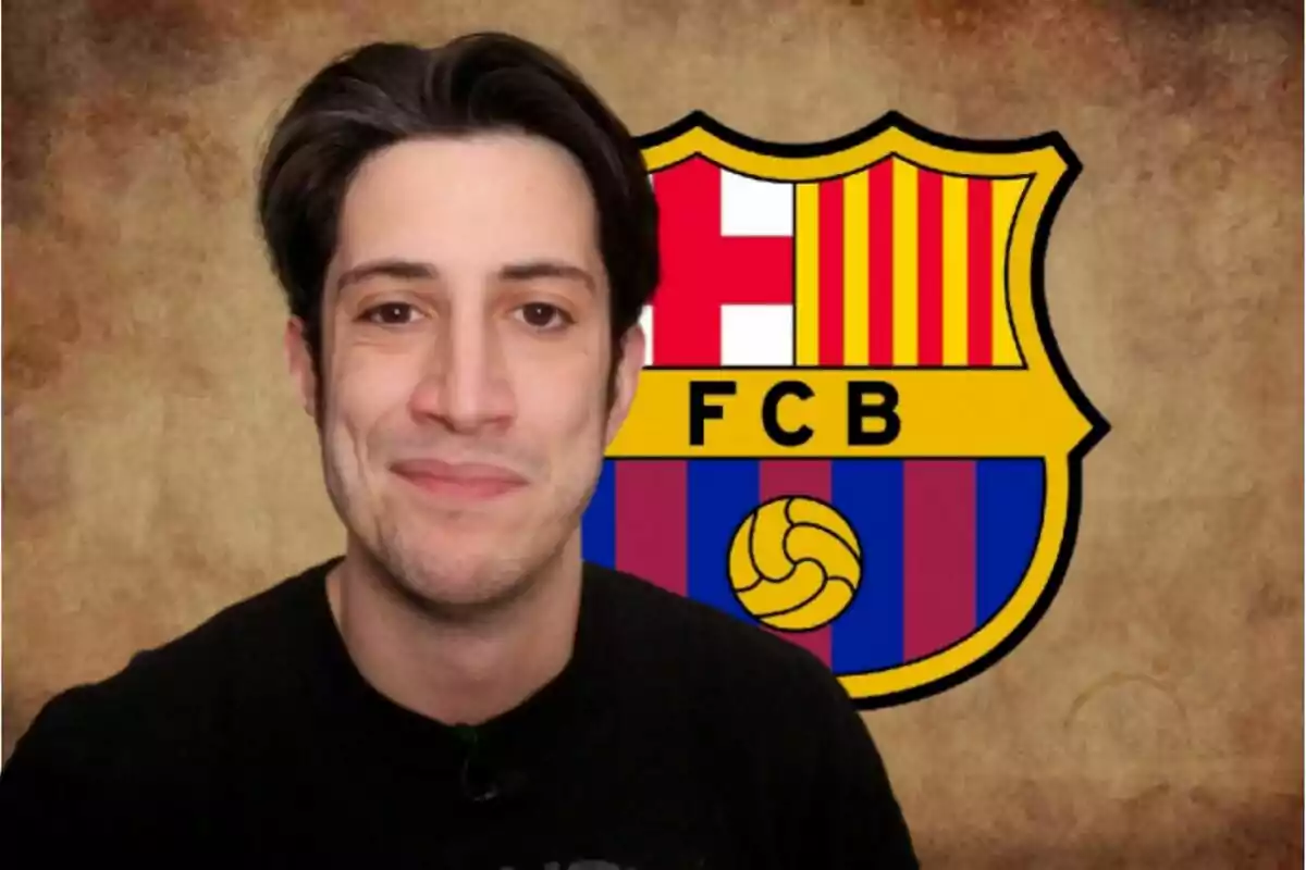 Un hombre sonriente frente al escudo del FC Barcelona.