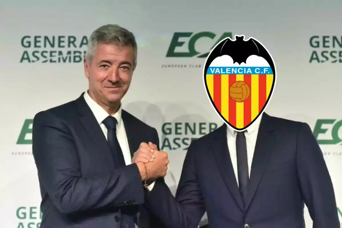 Dos hombres de traje se dan la mano, uno de ellos tiene el logo del Valencia C.F. sobre su rostro.