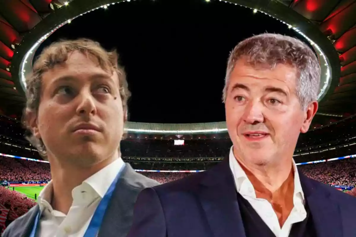 Dos hombres en traje frente a un estadio iluminado por la noche.