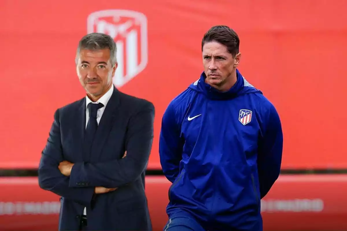 Dos hombres posan frente a un fondo rojo con el escudo del Atlético de Madrid, uno de ellos lleva un traje y el otro un chándal del equipo.