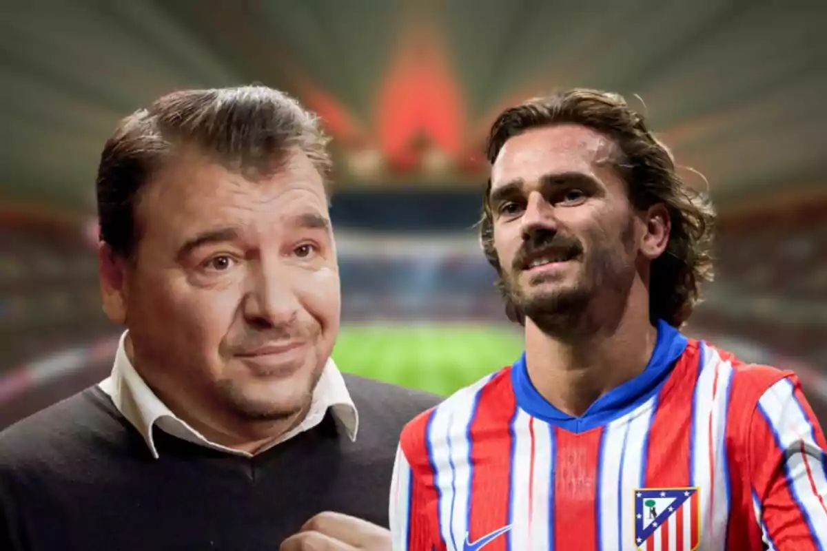 Dos hombres en un estadio, uno con camisa negra y otro con camiseta de fútbol del Atlético de Madrid.