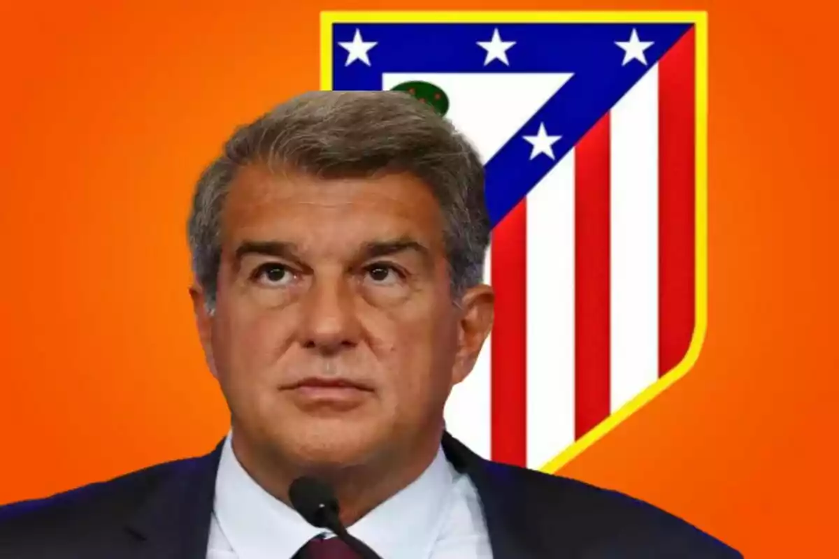 Un hombre con expresión seria frente al escudo del Atlético de Madrid sobre un fondo naranja.