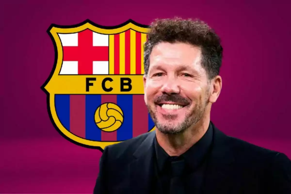 Un hombre sonriente con barba y cabello rizado frente al escudo del FC Barcelona sobre un fondo morado.