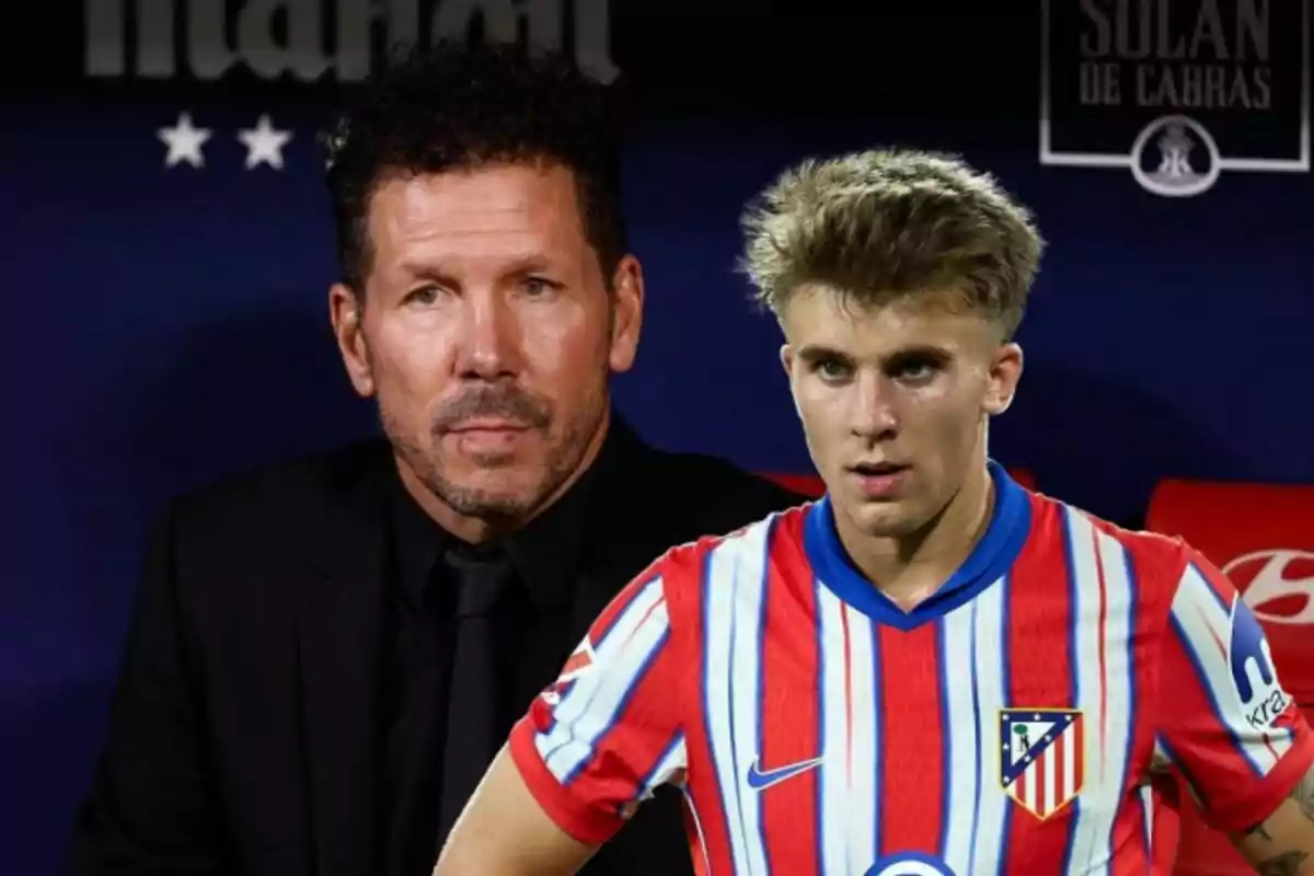 Dos hombres, uno con traje negro y otro con uniforme de fútbol del Atlético de Madrid, posan para una foto.