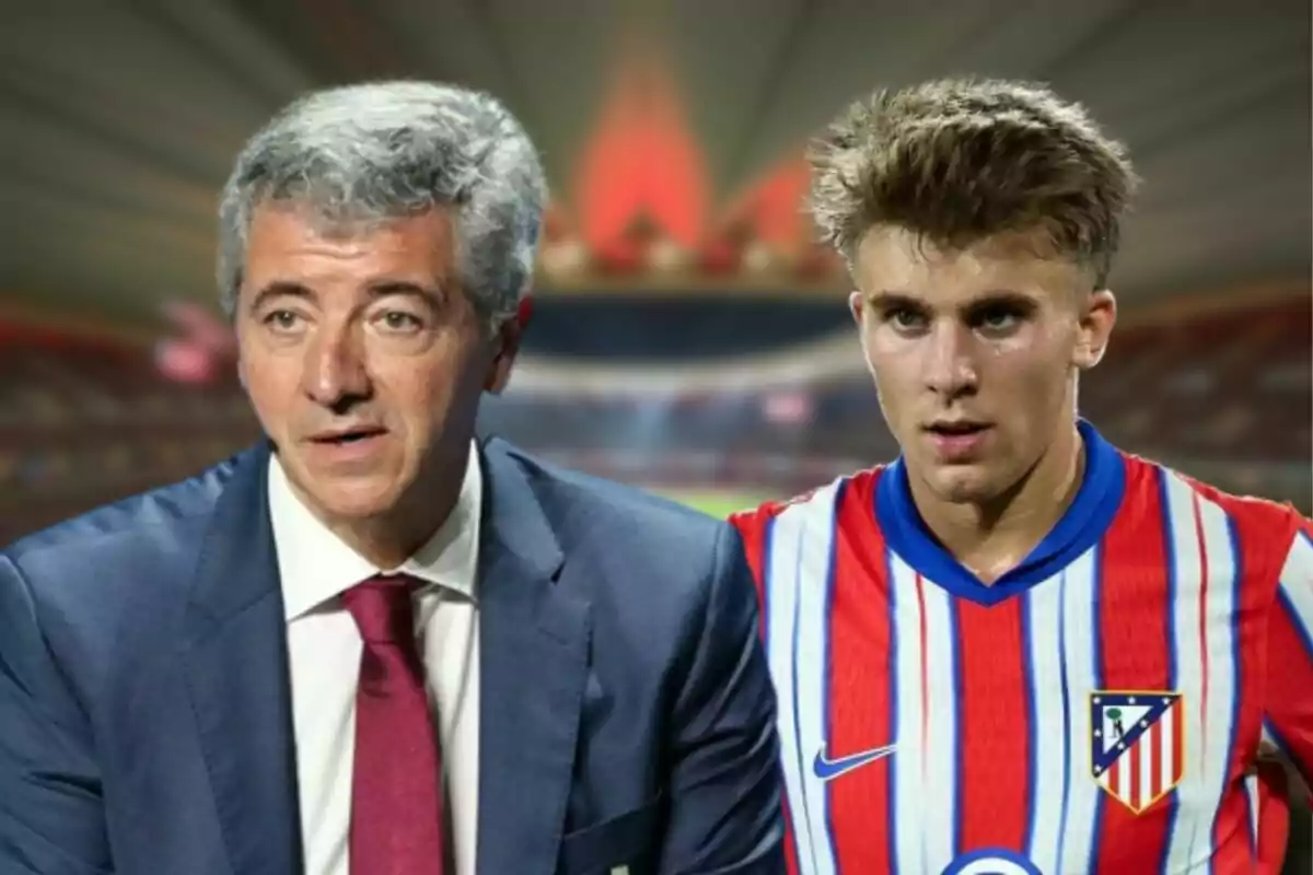 Dos hombres en un estadio uno con traje y corbata y el otro con camiseta de fútbol del Atlético de Madrid.