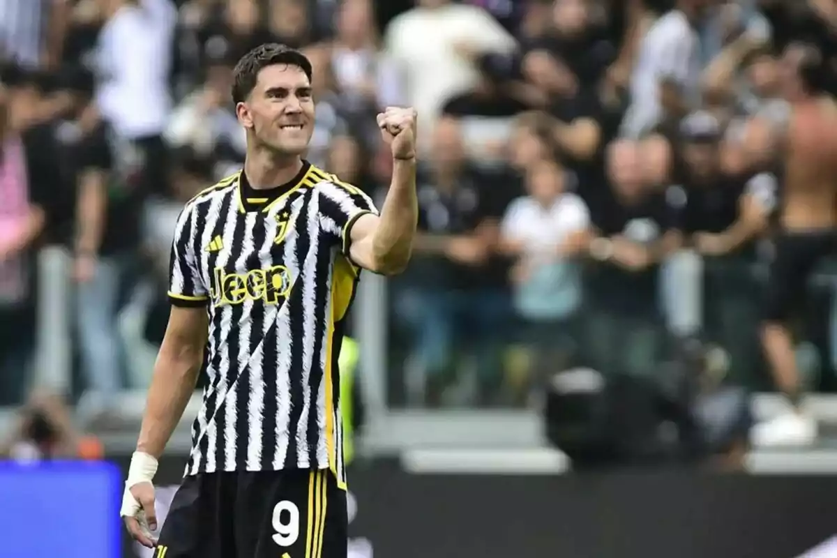 Un jugador de fútbol celebrando en el campo con la camiseta de la Juventus.