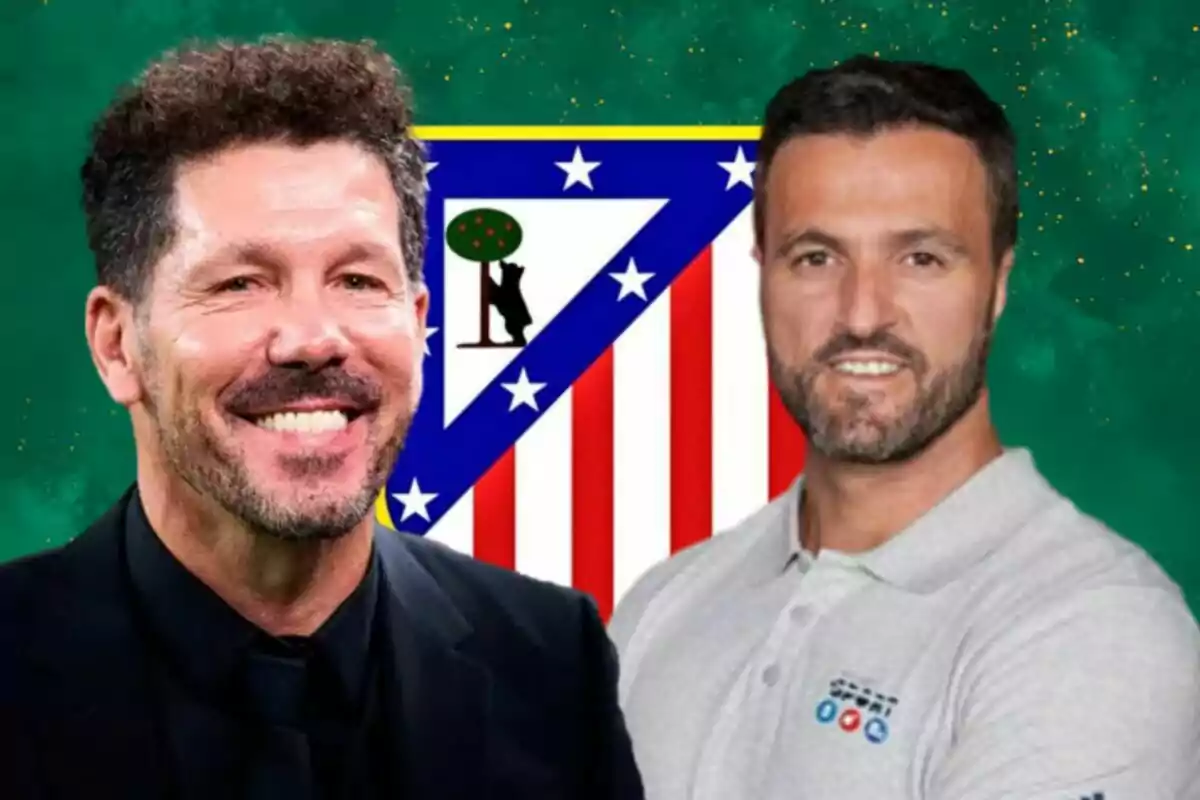 Dos hombres sonrientes frente al escudo del Atlético de Madrid.