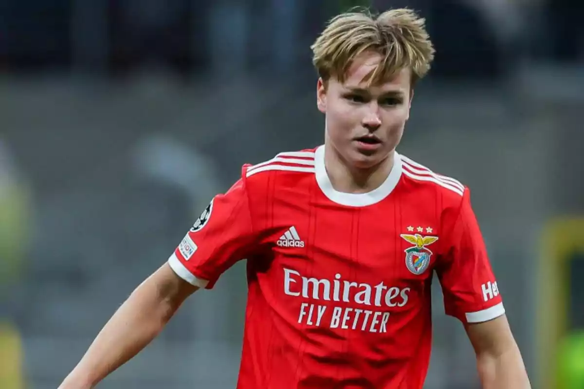 Un jugador de fútbol con el uniforme rojo del Benfica en el campo de juego.