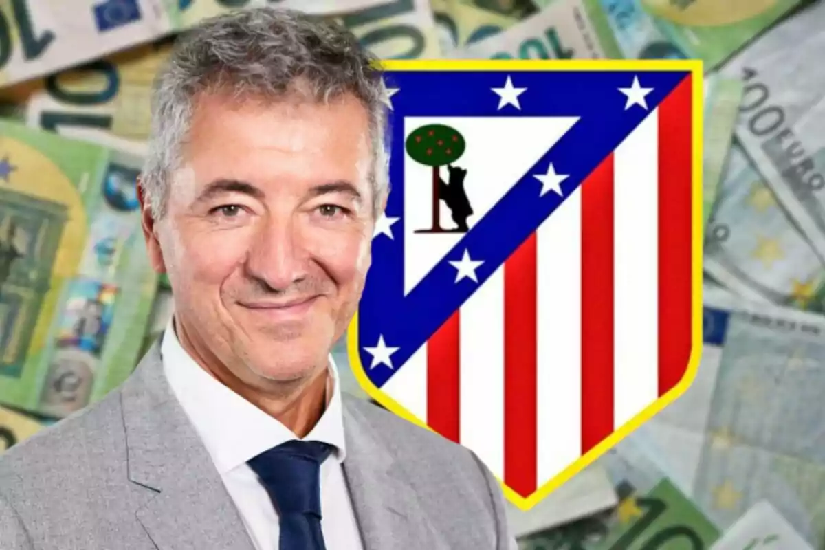 Un hombre con traje sonríe frente a un fondo de billetes de euro y el escudo del Atlético de Madrid.