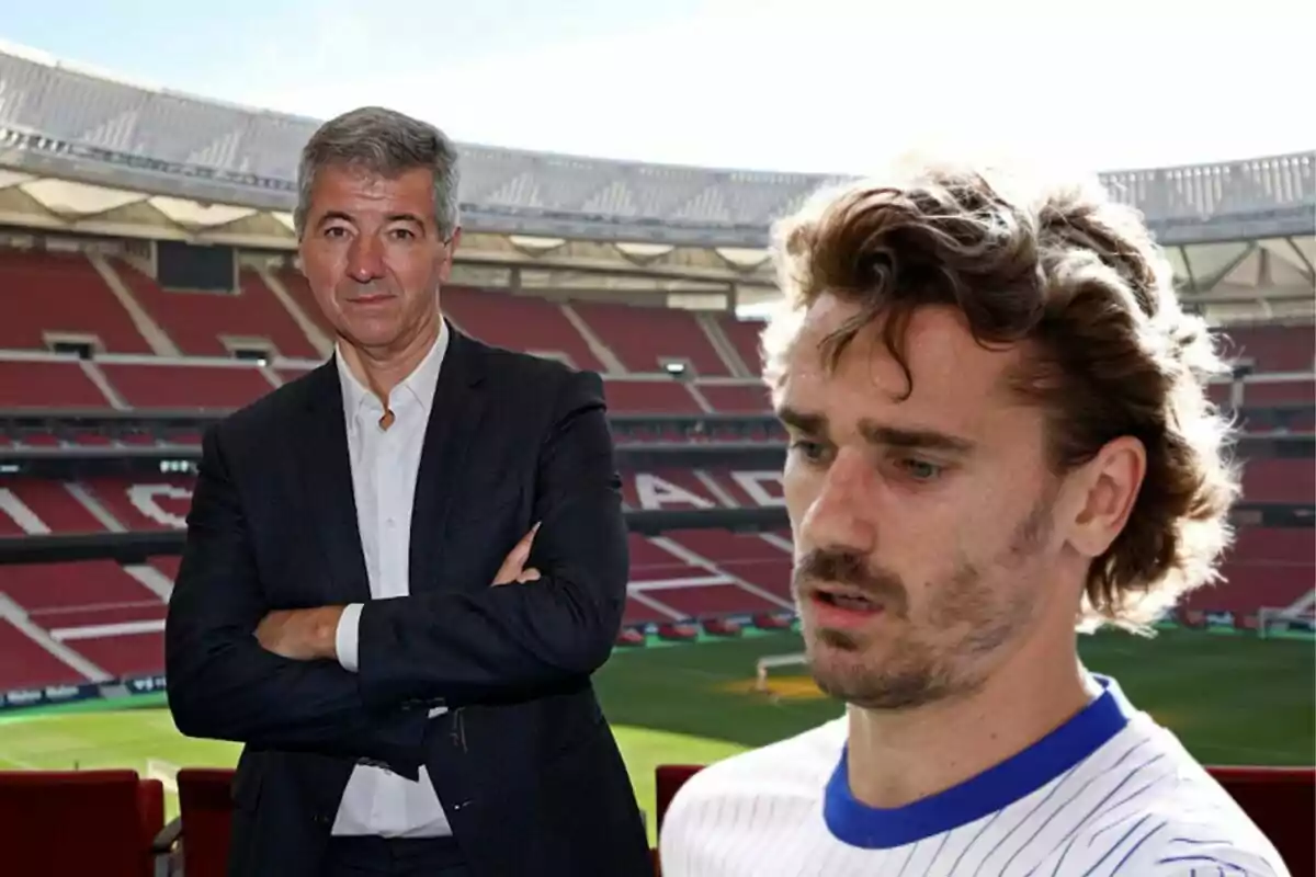 Dos hombres en un estadio de fútbol, uno de ellos con traje y el otro con una camiseta deportiva.