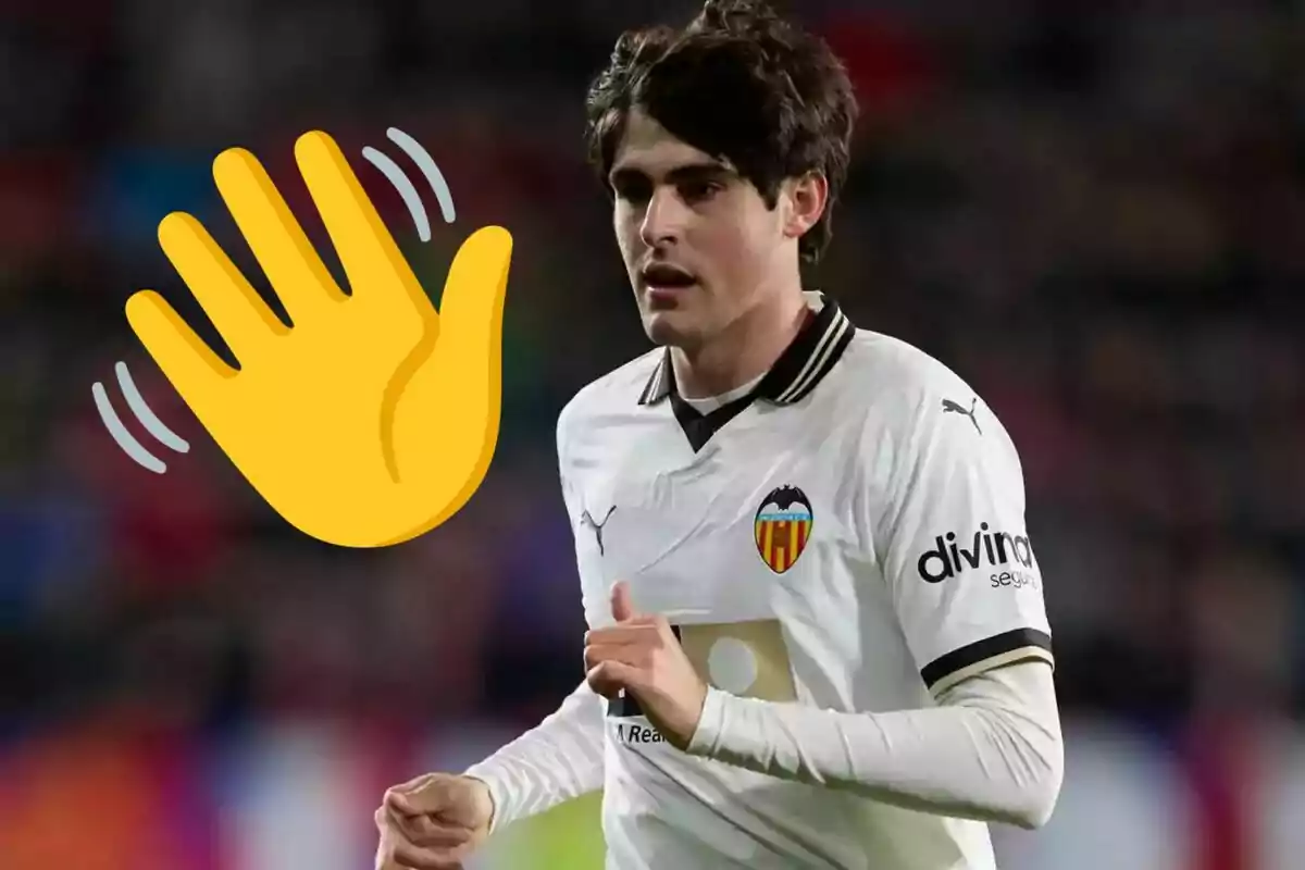 Jugador de fútbol con uniforme del Valencia CF y un emoji de mano saludando.