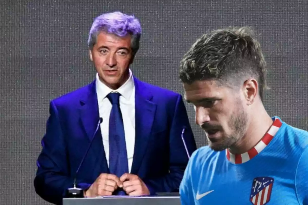 Un hombre de traje hablando en un podio junto a un jugador de fútbol con uniforme azul.