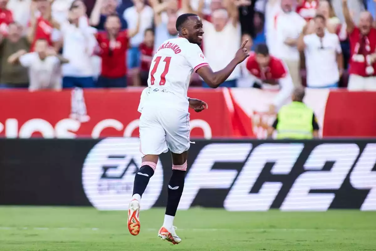 Dodi Lukebakio celebra su primer gol con el Sevilla FC