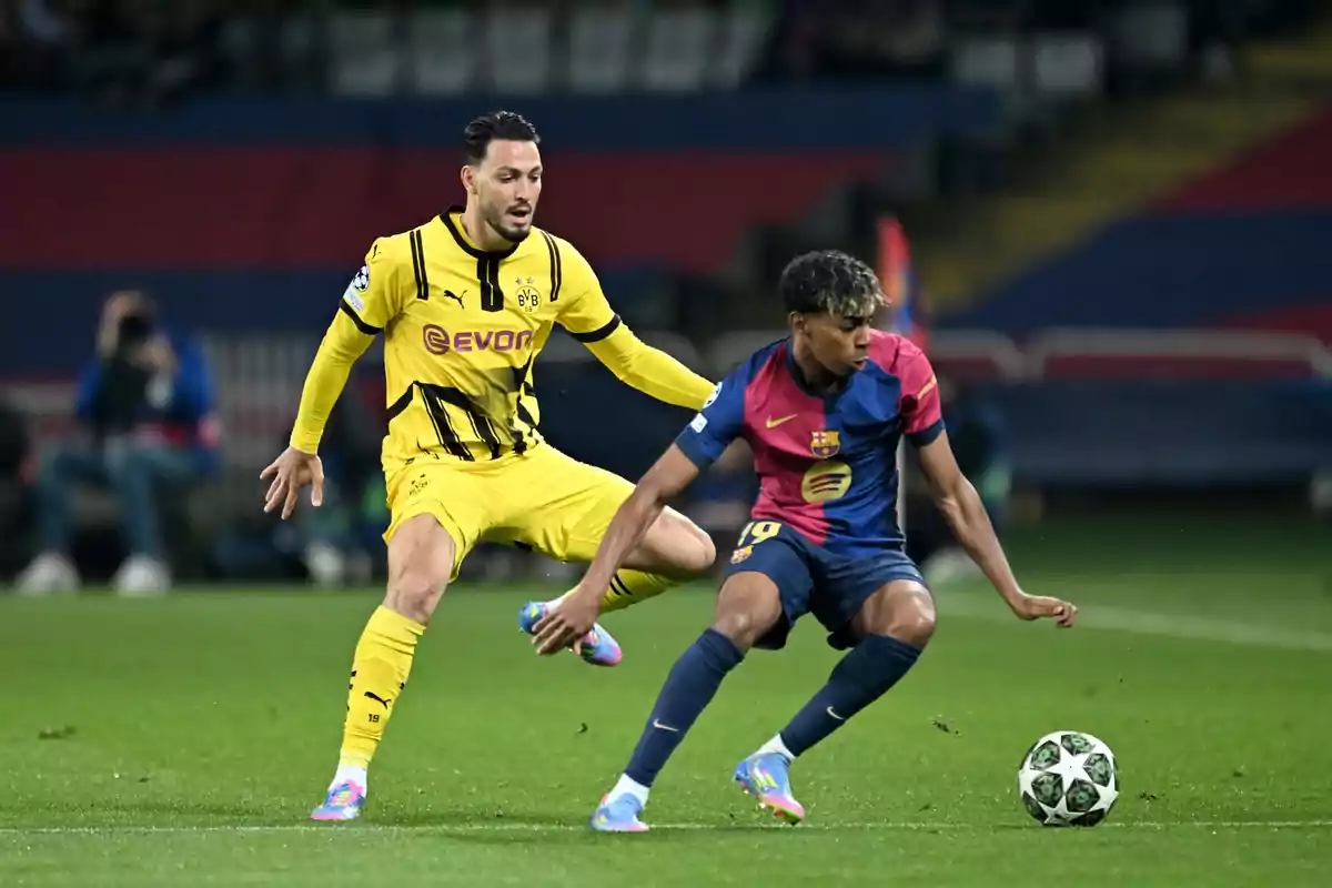 Dos jugadores de fútbol compiten por el balón en un partido, uno viste el uniforme amarillo del Borussia Dortmund y el otro el uniforme azul y rojo del Barcelona. Dos jugadores de fútbol compiten por el balón en un partido, uno viste el uniforme amarillo del Borussia Dortmund y el otro el uniforme azul y rojo del Barcelona.