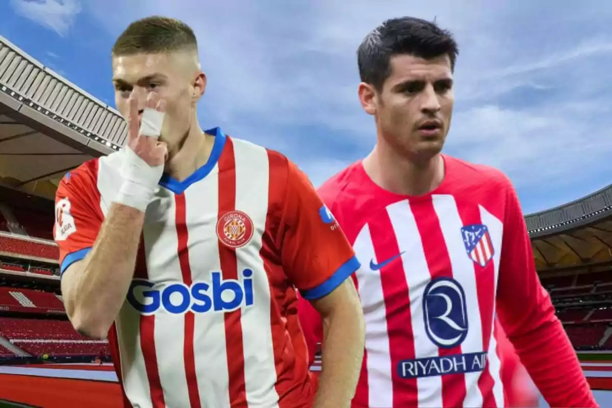 Dos jugadores de fútbol con uniformes de rayas rojas y blancas en un estadio.