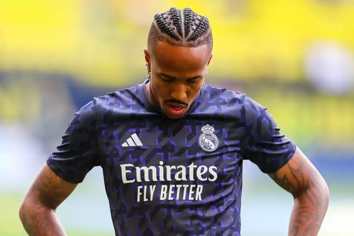 Éder Militao with the warm-up shirt looking towards the ground