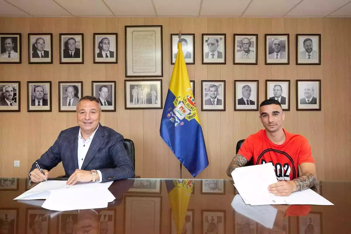 Rober González firmando su contrato con la UD Las Palmas