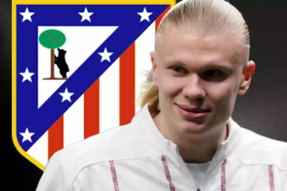 Un hombre rubio con el cabello recogido aparece frente al escudo del Atlético de Madrid