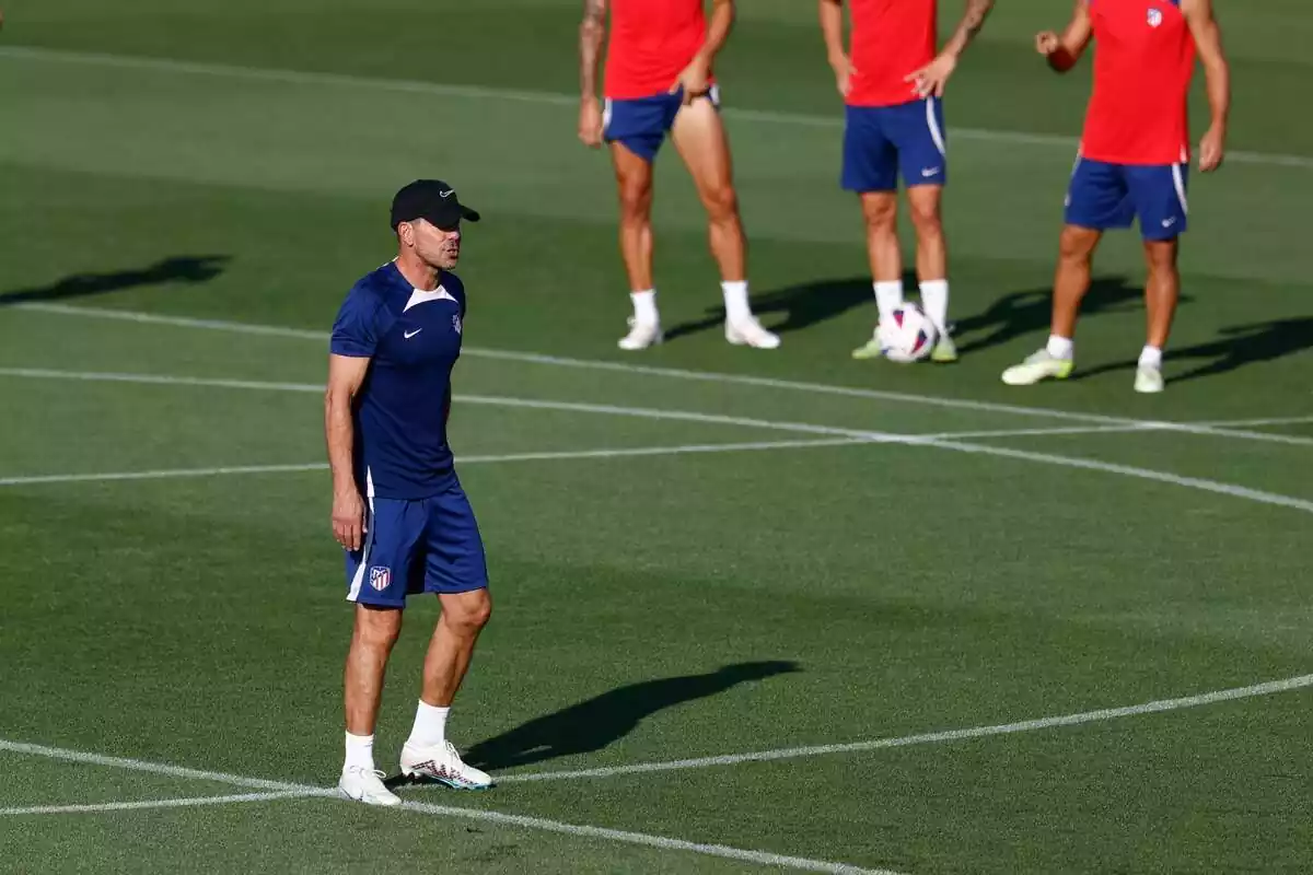 Simeone dirigiendo un entrenamiento del Atlético de Madrid