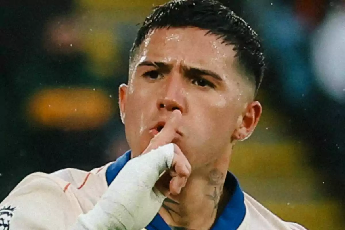 Un jugador de fútbol con el dedo índice sobre los labios en señal de silencio durante un partido.