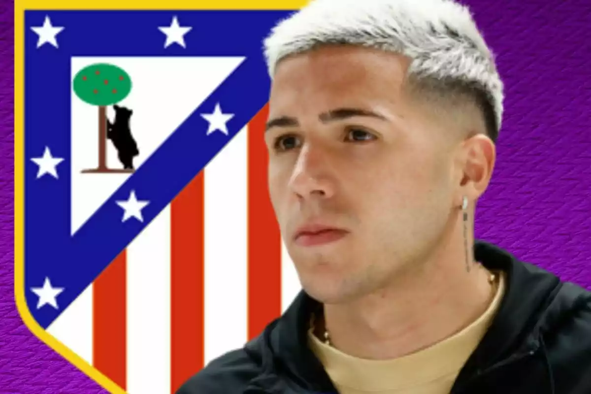Un hombre con cabello corto y teñido de rubio está frente a un escudo del Atlético de Madrid sobre un fondo morado.