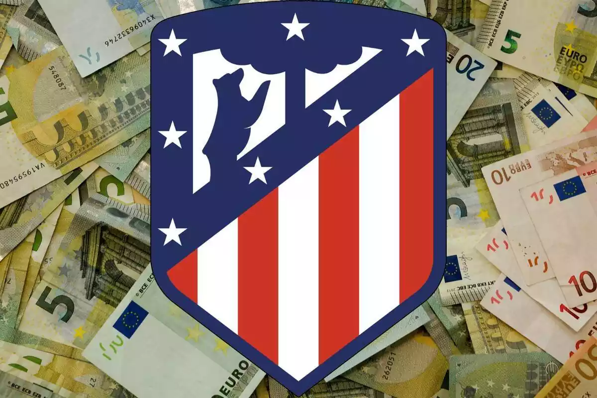 Imagen del escudo del Atlético de Madrid con un fondo de billetes de euro
