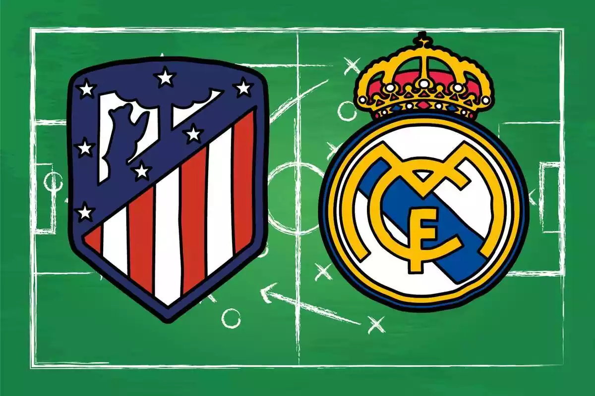 Los escudos del Atlético de Madrid y del Real Madrid sobre una pizarra de fútbol