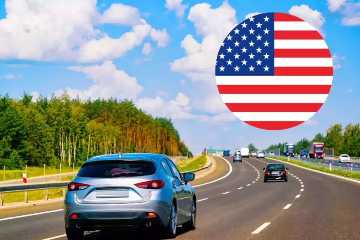 Carros circulando por una autopista rodeada de árboles bajo un cielo azul con nubes y un círculo con la bandera de Estados Unidos en la esquina superior derecha Carros circulando por una autopista rodeada de árboles bajo un cielo azul con nubes y un círculo con la bandera de Estados Unidos en la esquina superior derecha