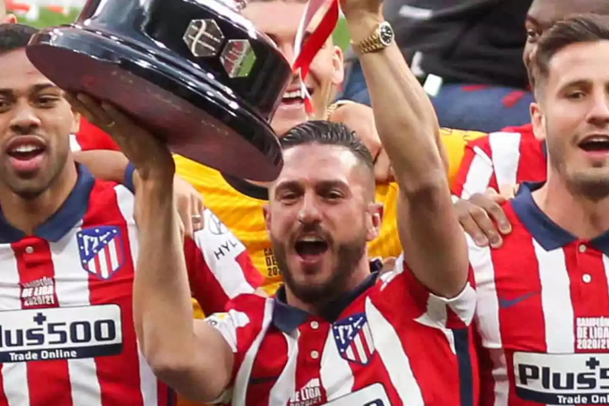 Jugadores del Atlético de Madrid celebrando con un trofeo.