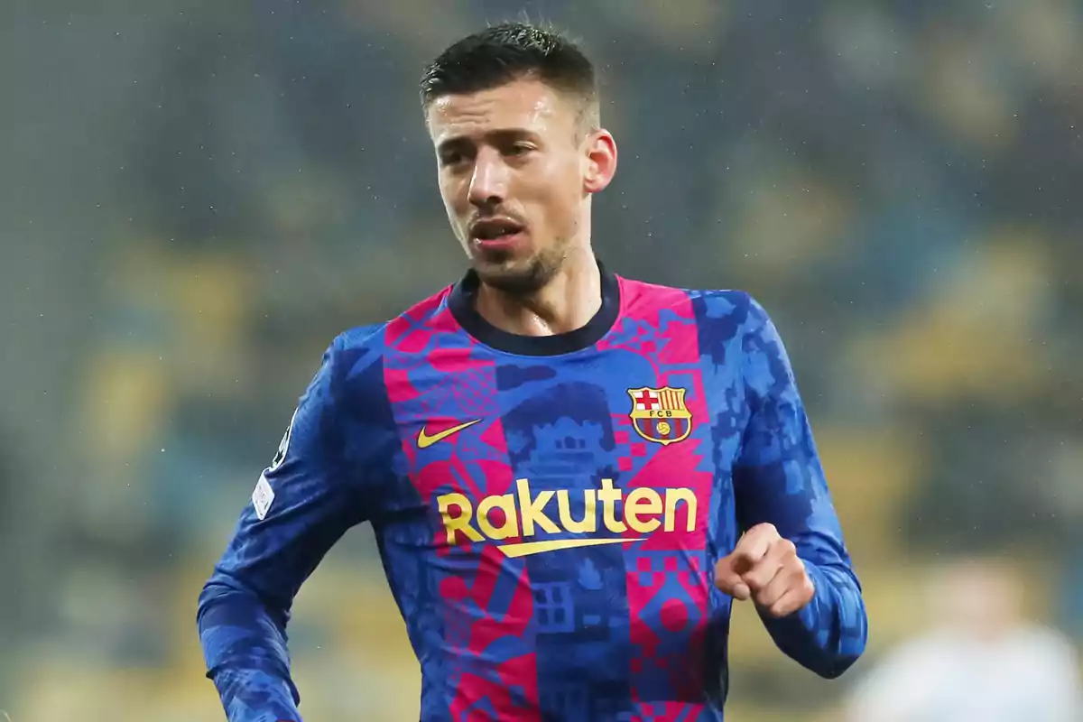 Jugador de fútbol con la camiseta del FC Barcelona durante un partido.