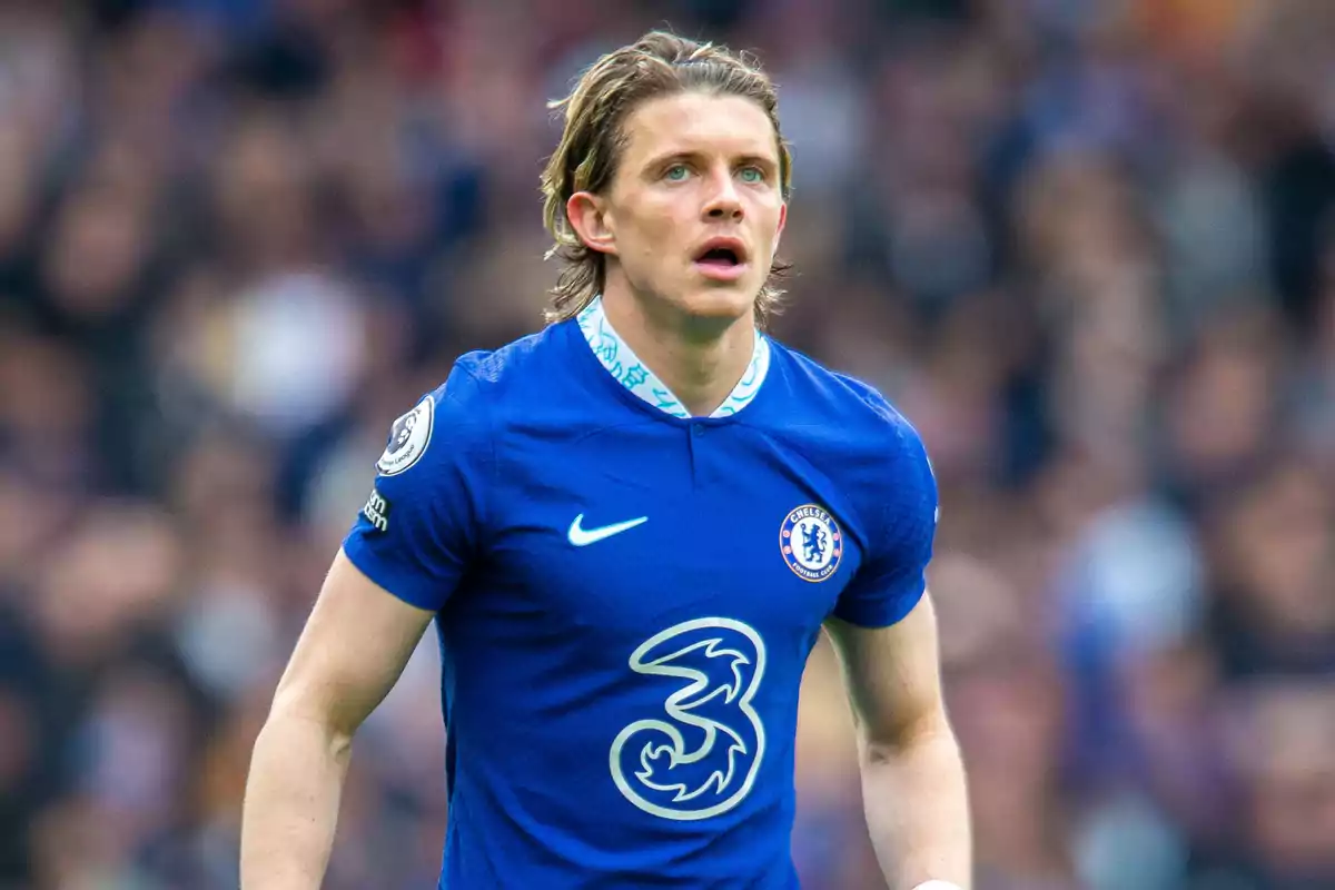 Jugador de fútbol con uniforme azul del Chelsea FC en el campo de juego.