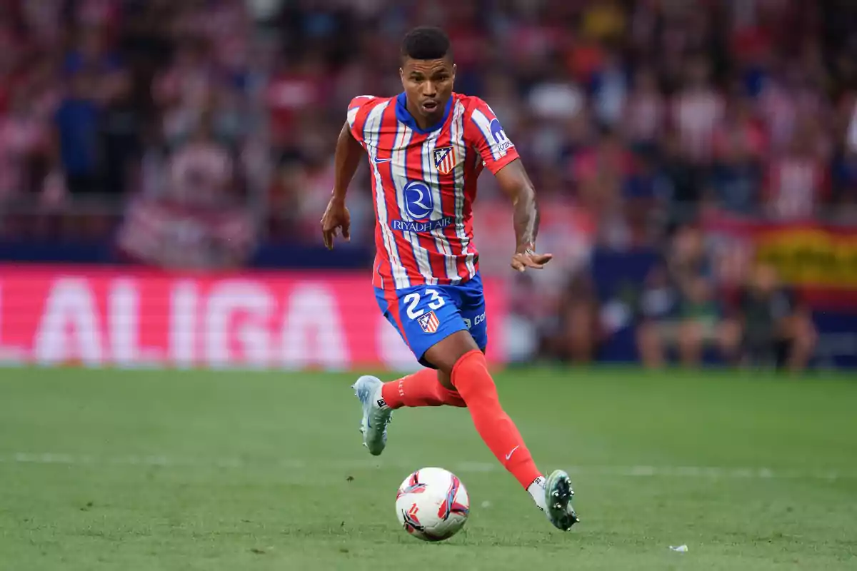 Jugador de fútbol con uniforme rojo y blanco en acción durante un partido.