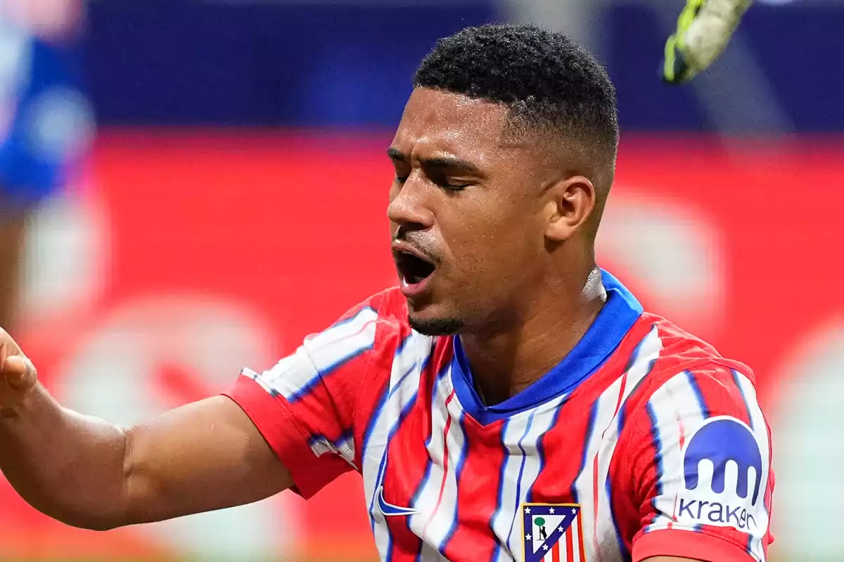 Un jugador de fútbol con la camiseta del Atlético de Madrid gesticulando durante un partido.