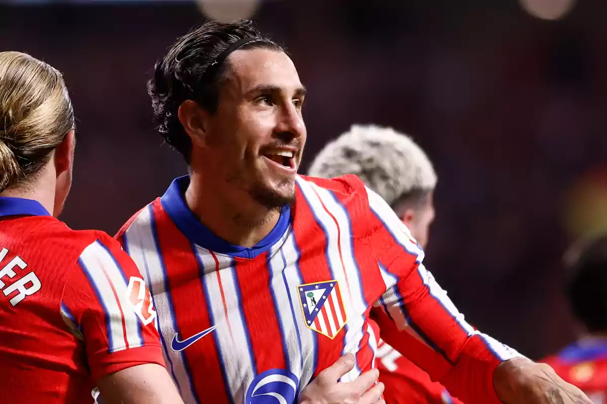 Jugador del Atlético de Madrid celebrando un gol con sus compañeros.