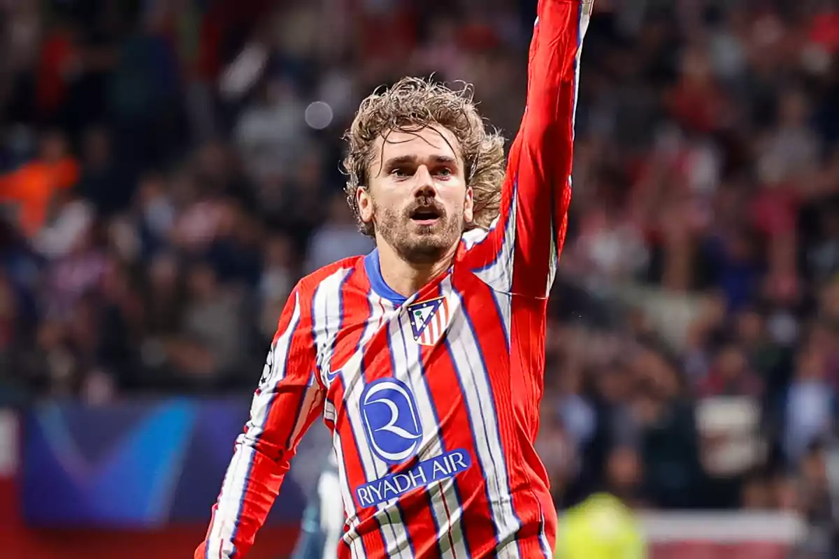 Jugador de fútbol celebrando un gol con la camiseta del Atlético de Madrid.