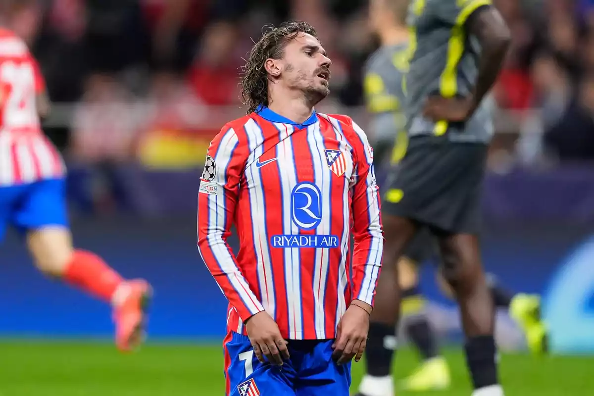 Jugador de fútbol del Atlético de Madrid con expresión de frustración durante un partido.