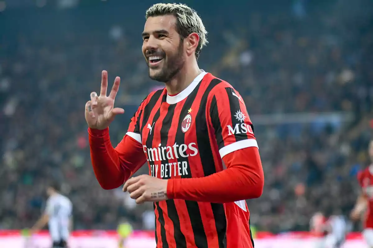 Futbolista del AC Milan celebrando un gol con una gran sonrisa y mostrando tres dedos en la mano derecha durante un partido Futbolista del AC Milan celebrando un gol con una gran sonrisa y mostrando tres dedos en la mano derecha durante un partido
