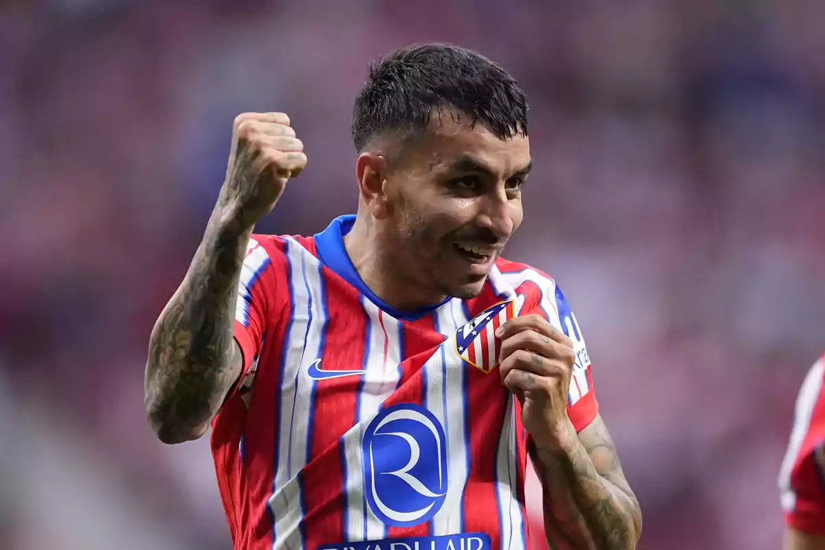 Un jugador de fútbol celebra con entusiasmo mientras sostiene la camiseta de su equipo. Un jugador de fútbol celebra con entusiasmo mientras sostiene la camiseta de su equipo.