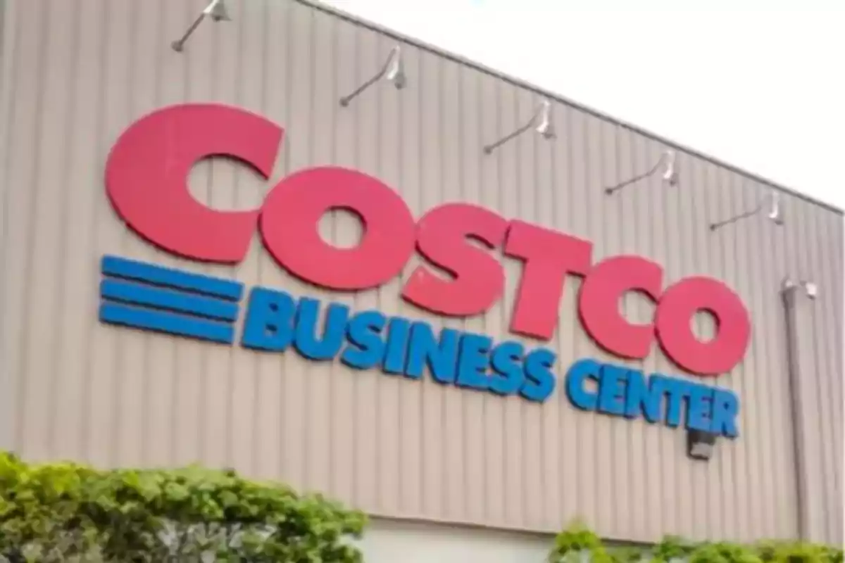 Edificio con el letrero de Costco Business Center en la fachada.