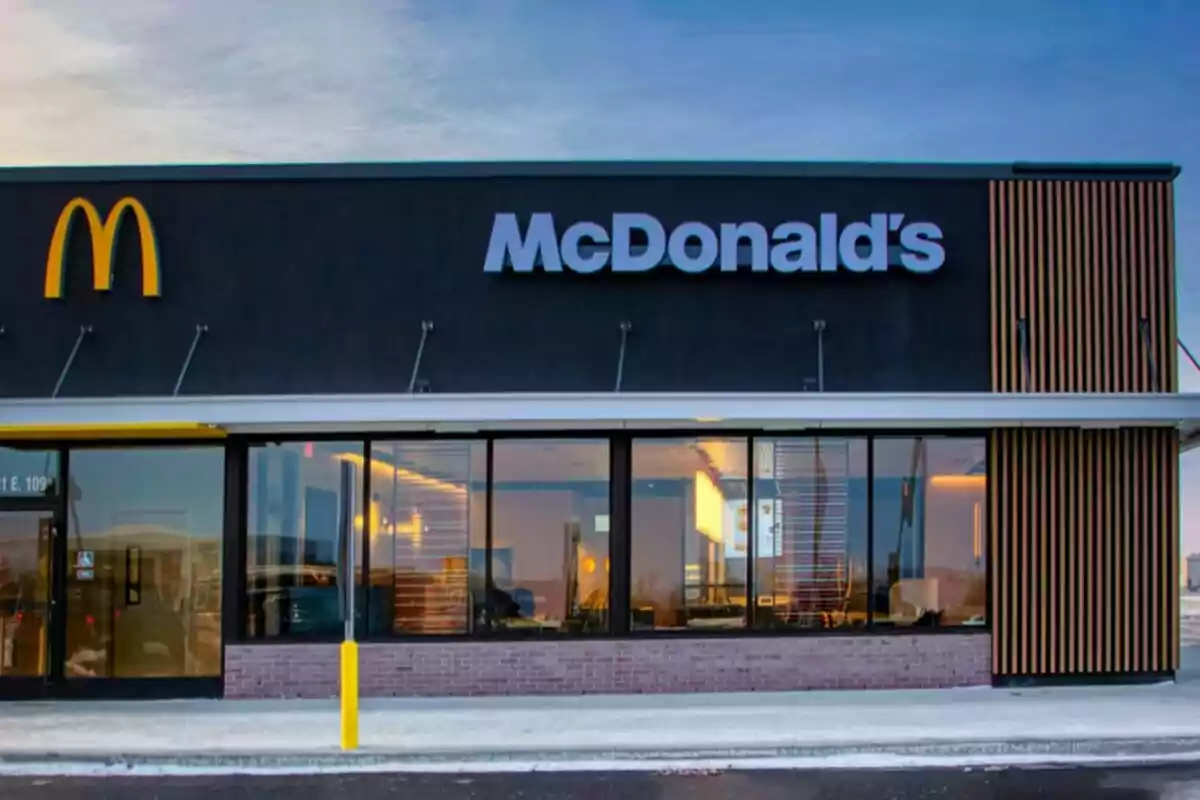 Fachada de un restaurante de comida rápida con el logotipo de McDonald's. Fachada de un restaurante de comida rápida con el logotipo de McDonald's.