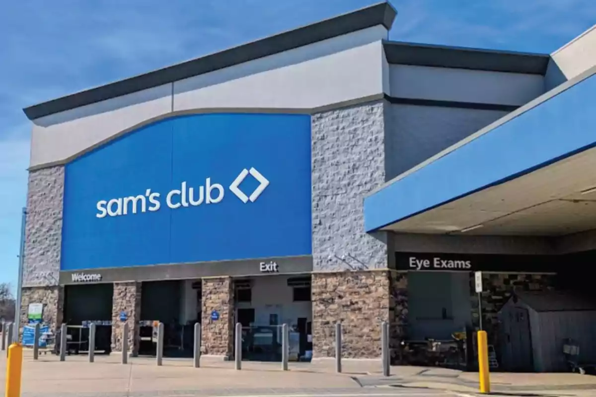 Fachada de una tienda Sam's Club con un letrero grande y azul en la entrada principal. Fachada de una tienda Sam's Club con un letrero grande y azul en la entrada principal.
