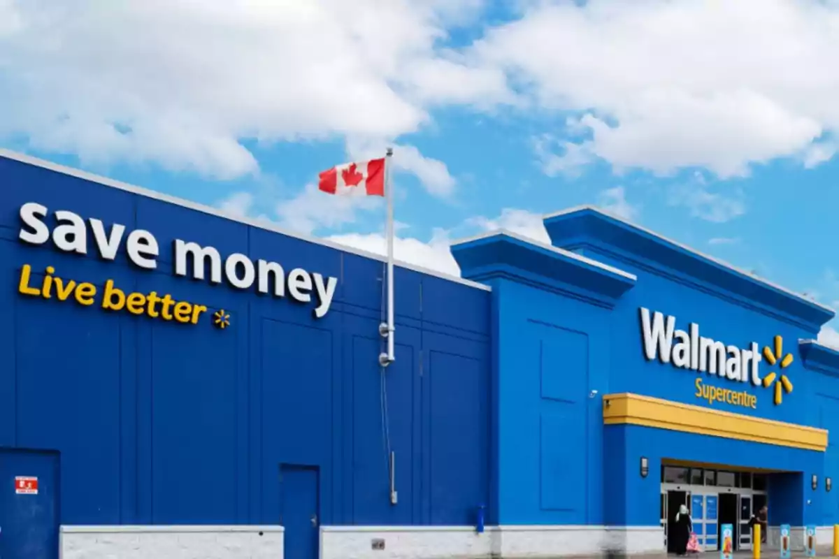 Fachada de una tienda Walmart Supercentre con un letrero que dice Fachada de una tienda Walmart Supercentre con un letrero que dice