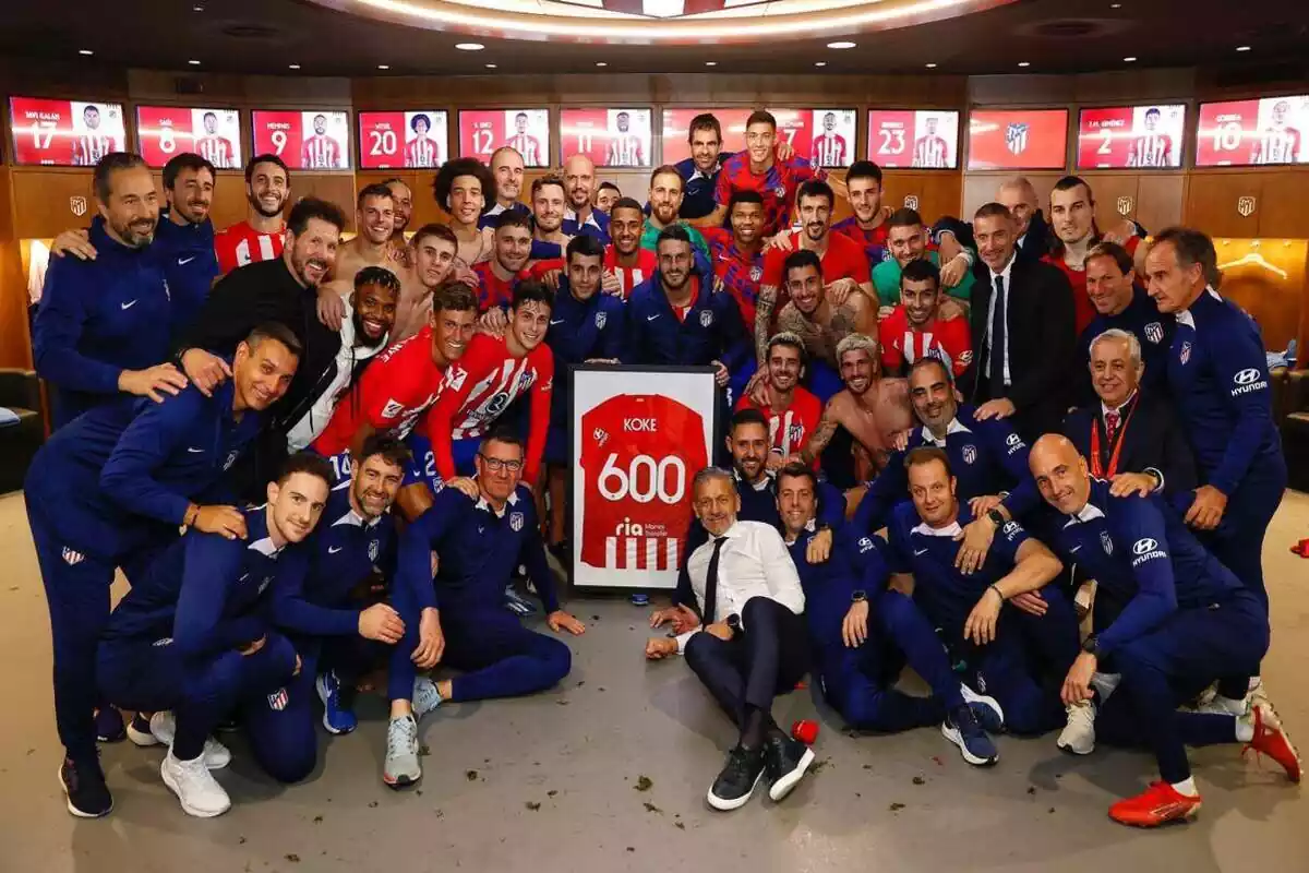 Koke, homenajeado por sus compañeros y el cuerpo técnico del Atlético de Madrid después de cumplir 600 partidos con la camiseta colchonera