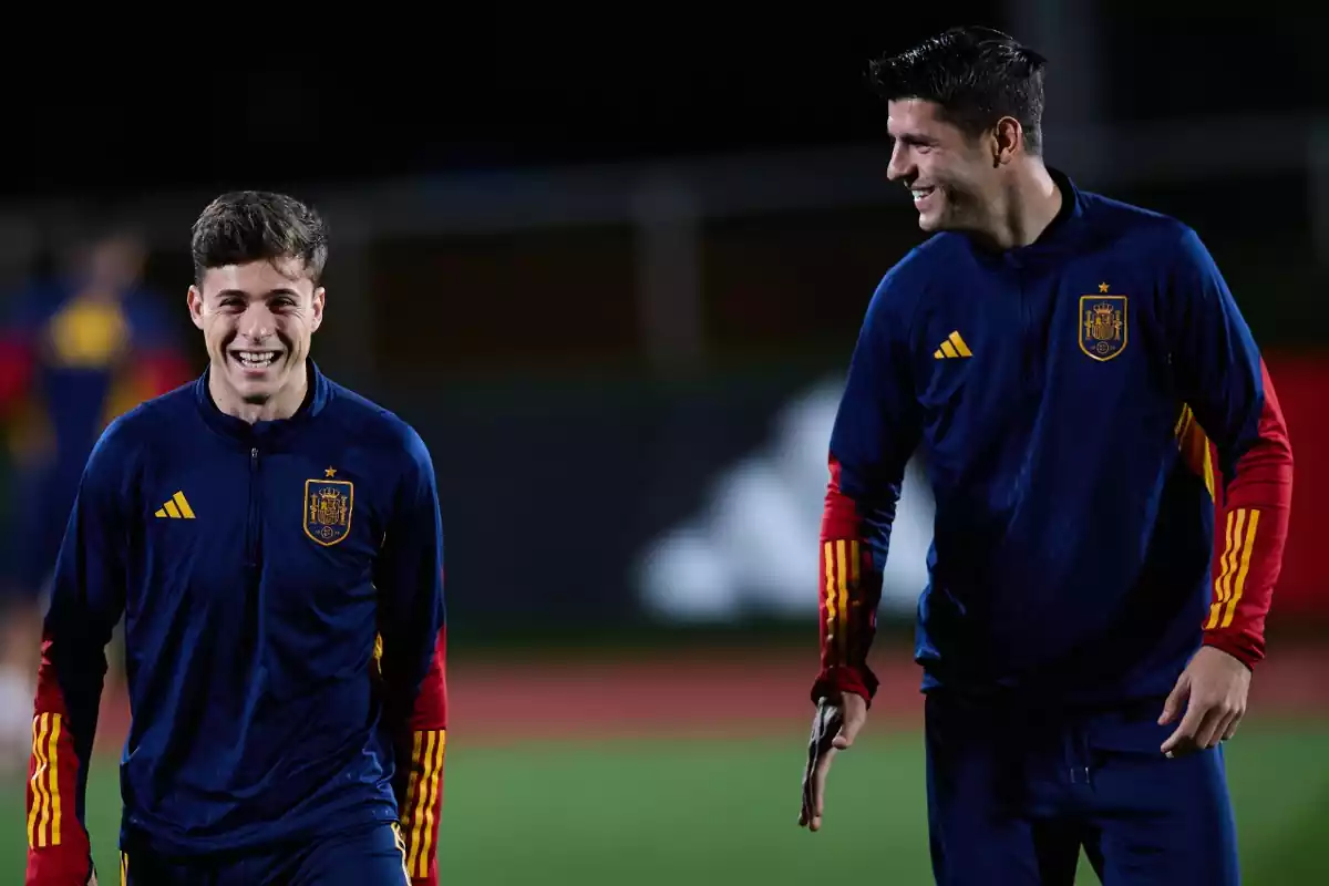 Morata y Riquelme, sonrientes durante el entrenamiento abierto de la selección española en la Ciudad del Fútbol de Las Rozas