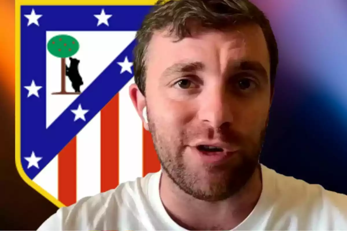 Hombre con auriculares blancos frente al escudo del Atlético de Madrid
