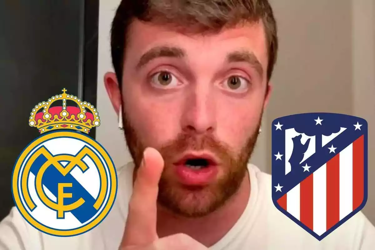 Fabrizio Romano con el dedo levantado junto a los escudos del Real Madrid y el Atlético de Madrid