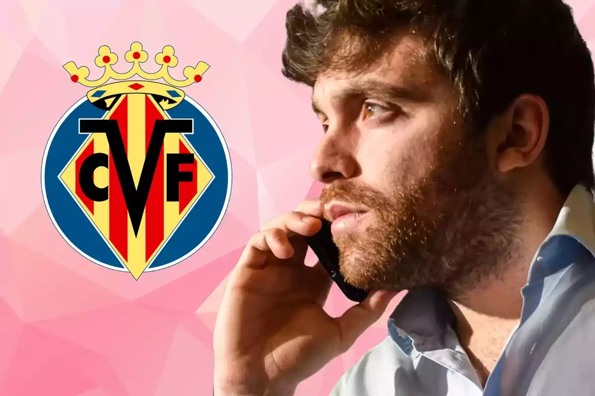 Un hombre con barba hablando por teléfono con el logo del Villarreal CF en el fondo.